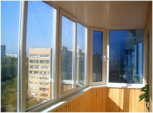 Окна на просторном балконе