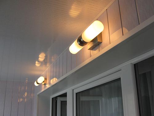 На фото показано как провести свет на балкон