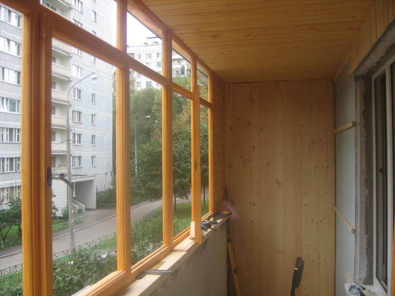 Остекление балкона деревянными рамами 