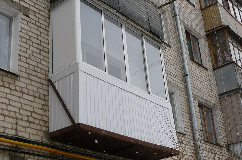 Раздвижное окно на балконе фото