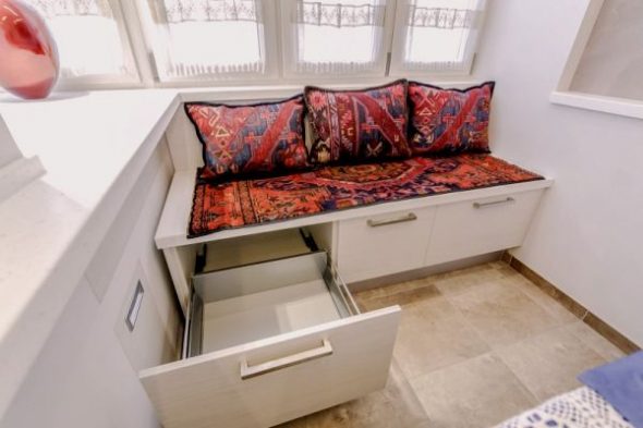 дизайн кухни диван с ящиками