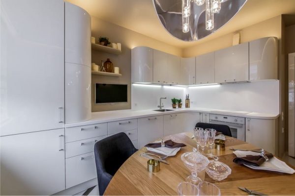 интерьер белой кухни с закруглёнными торцами 13 кв. метров