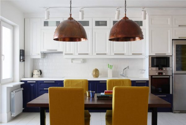 дизайн кухни 15 кв. метров 2017 года с жёлтыми стульями