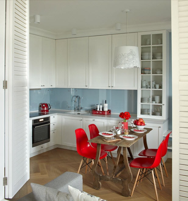 дизайн кухни 15 кв. метров 2017 года с красными стульями