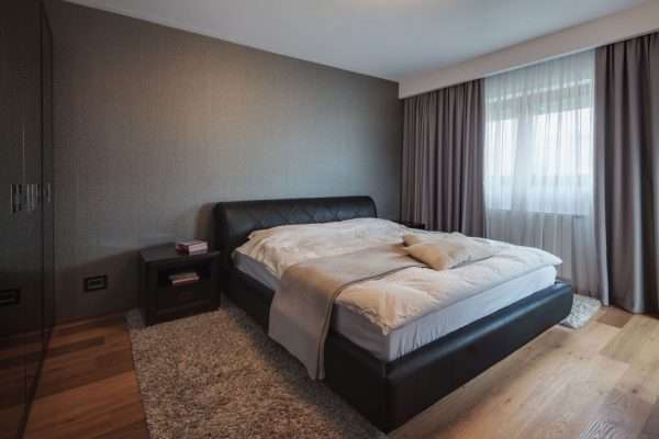 Спальня в серых тонах в стиле минимализм