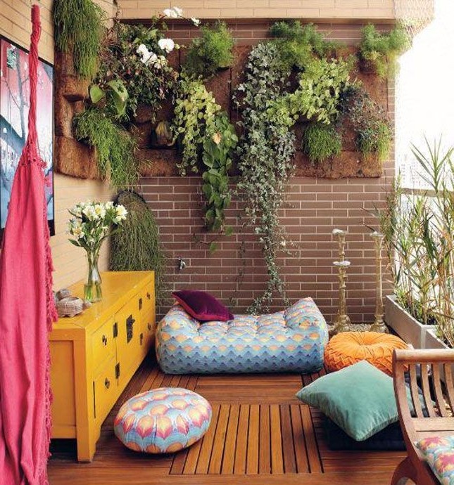 Подушки и пуфики для создания уютного уголка отдыха на балконе и лоджии