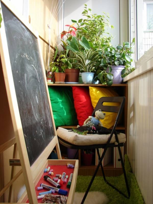 Дизайн маленького балкона для дома с детьми