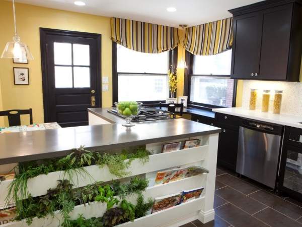 Модный дизайн штор для кухни в желтом и коричневом цвете 