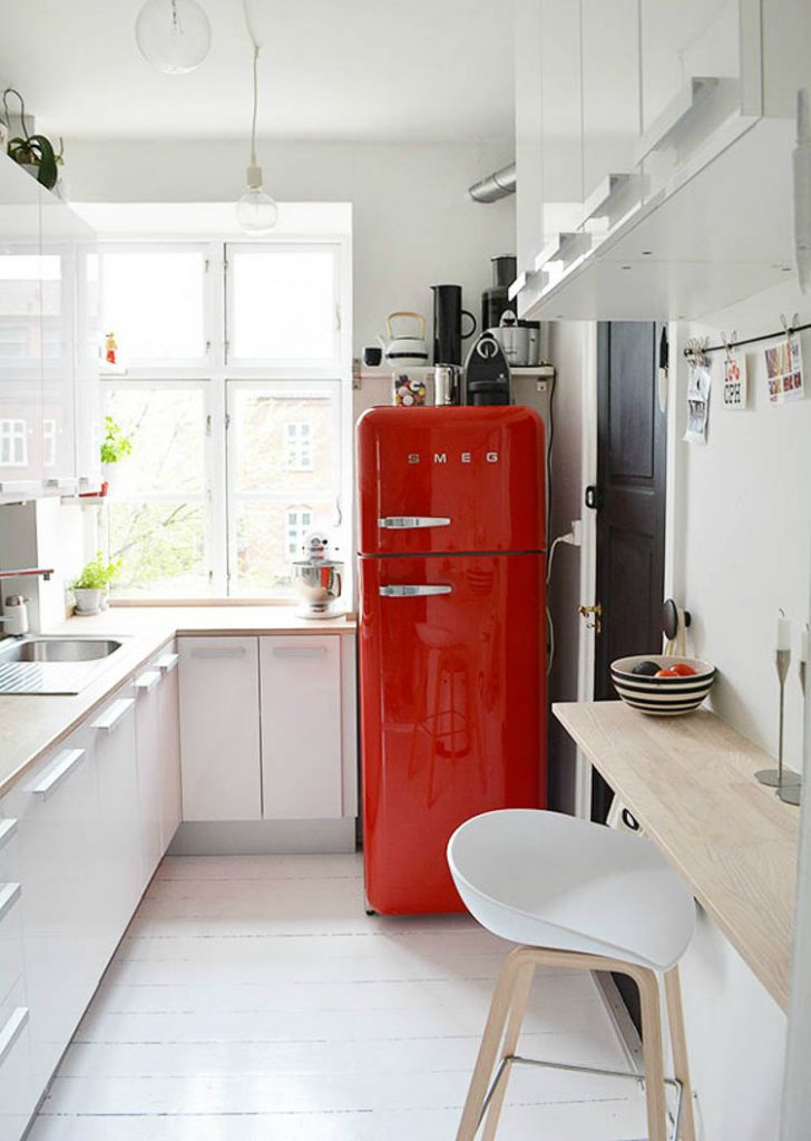 красный холодильник