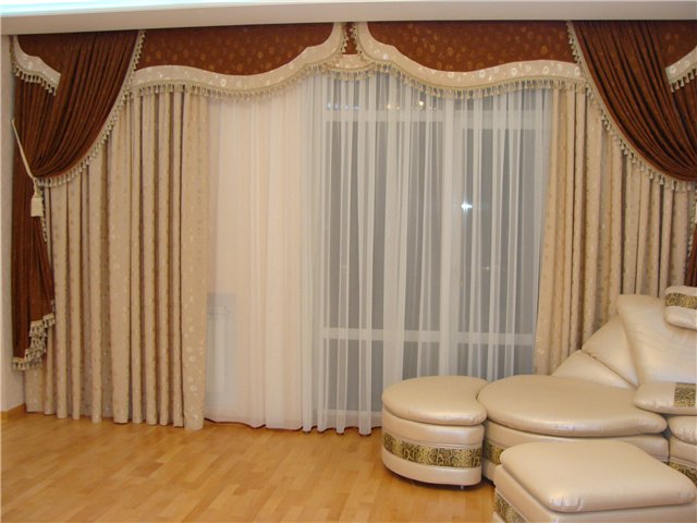 Дизайн штор для гостиной (зала) с балконом: классические, зеленые