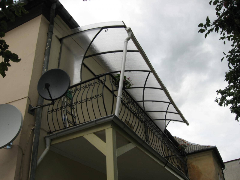 			Как сделать козырек на балконе: технология и материалы		
