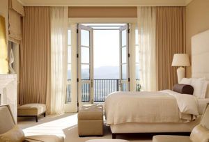 Выбор штор для спальни с балконом
