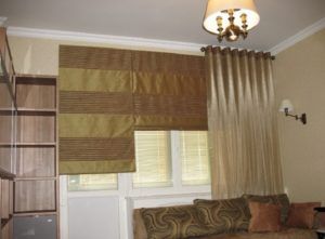 Выбор штор для спальни с балконом