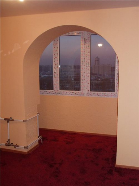 Дизайн комнаты с аркой на балкон