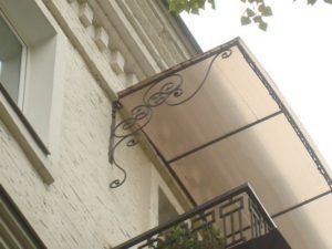 Установка козырька над лоджией и балконом