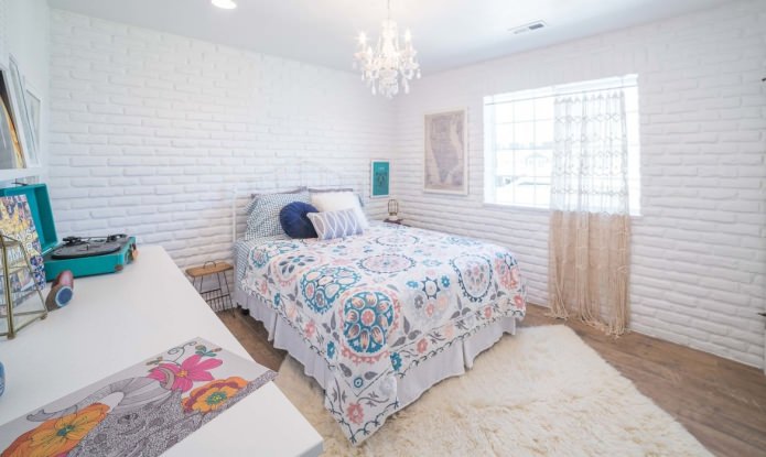 стена из кирпича белого цвета в спальне
