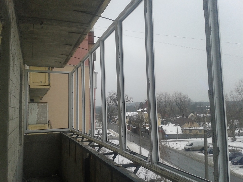Остеклить балкон Киев