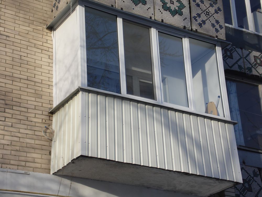 Балкон в Киеве обшит прфнастилом
