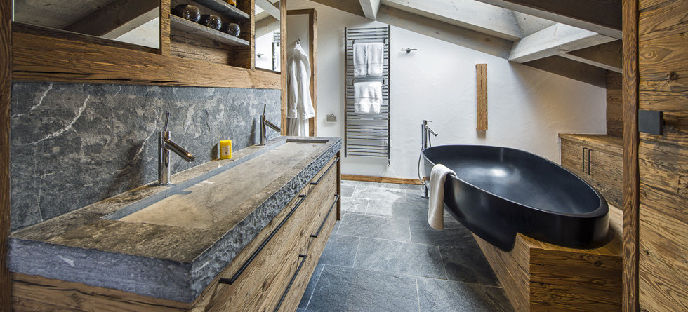 Ванная комната с использованием натурального камня и дерева