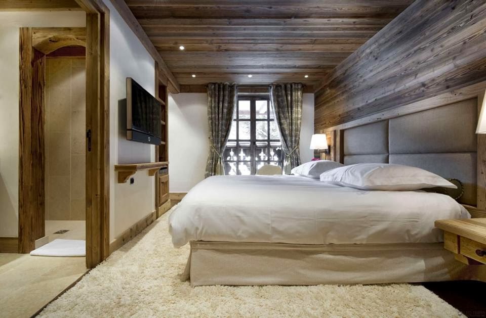 Спальня декорированная деревянными панелями