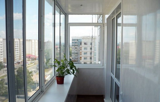 Балкон, остекленный холодным способом, с использованием рам раздвижного типа