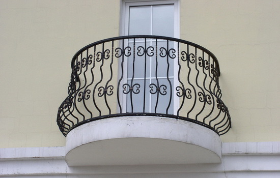 Французский балкон с кованым ограждением