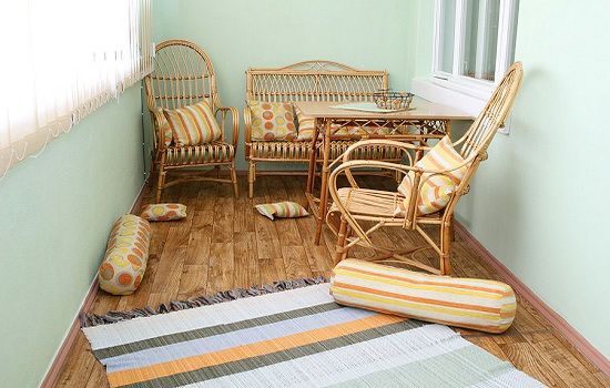 Плетеная мебель на балконе