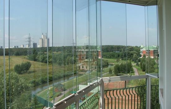 Современный балкон с панорамным остеклением