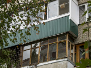 Совместное остекление балкона на 2 квартиры в панельном доме с расширением боковой стороны балкона.