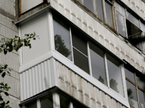 Остекление типового косоугольного балкона в панельном доме (чешка), закрытие боковой стены металлопрофилем.