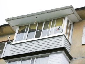 Остекление балкона (алюминиевая рама) и монтаж капитальной крыши с увеличением козырька на 70 см.