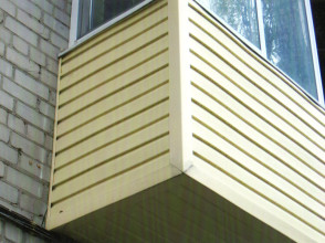 Комплексная отделка балкона виниловым сайдингом. Остекление пластиковыми раздвижными рамами.