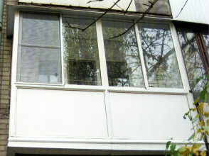 Витражное алюминиевое остекление балкона, с закрытием торцов несущей плиты (экран из сэндвич-панелей).