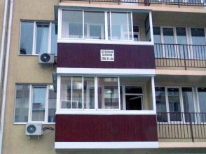 Остекление балкона, установка экрана из металлопрофиля.