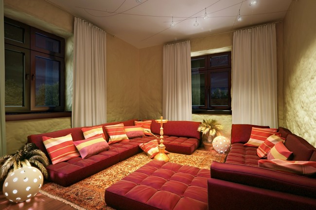 Интерьер кальянной принято выдерживать в восточном стиле. Как правило, все сидячие места заменяют на подушки, но можно заменить их низкими диванами