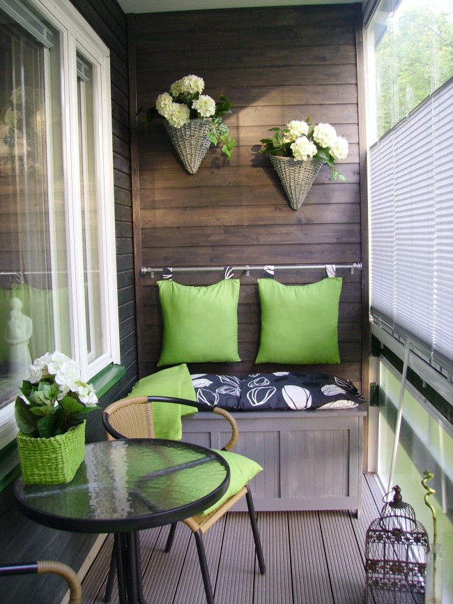 Натуральные ткани, дерево и живые цветы - создают на балконе особую атмосферу