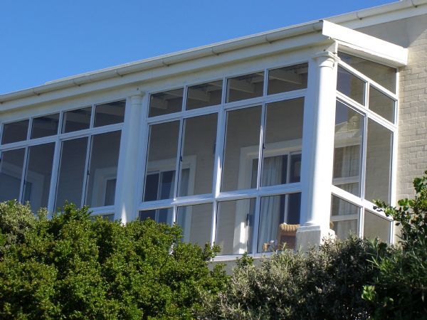 Комфортные и недорогие алюминиевые балконы набирают популярность