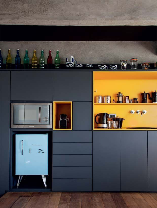 Контрастное сочетание желтого и черного в интерьере кухни