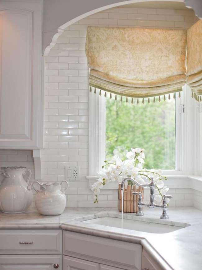 Светлые шторы с классическим рисунком добавляют еще больше нежности этой кухне