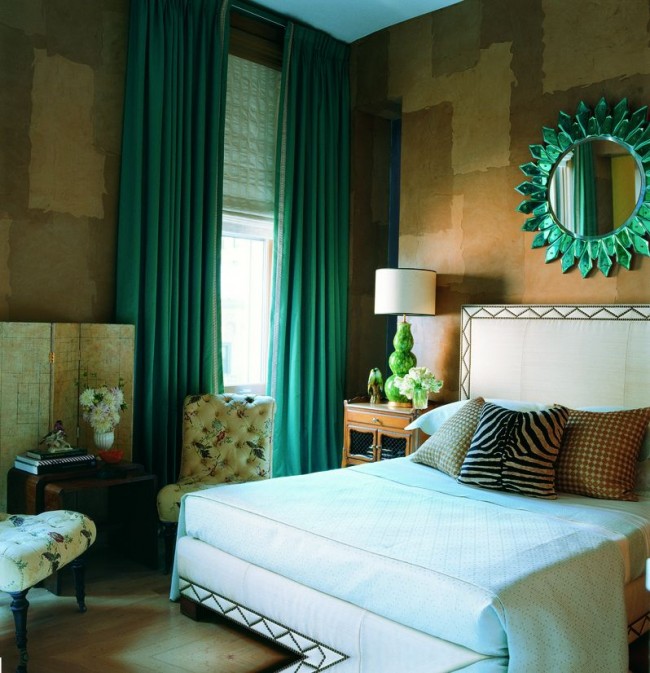 Высокие потолки и оригинальные предметы декора в маленькой спальной комнате