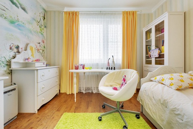 Удачная расстановка мебели в небольшой детской комнате