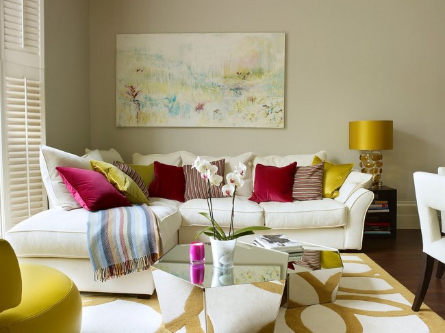 Яркая и очень теплая гостиная в светлых тонах с броскими желтыми, красными и розовыми штрихами