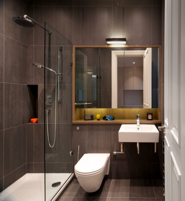 Для небольшого санузла однокомнатной квартиры будет более предпочтительным душевая кабина вместо ванной
