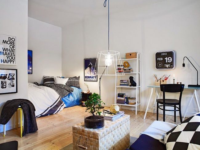 Скандинавский стиль малогабаритной однокомнатной квартиры со спальным местом в нише
