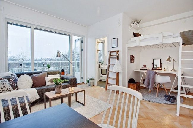 Скандинавский стиль в оформлении однокомнатной квартиры со спальным местом под потолком