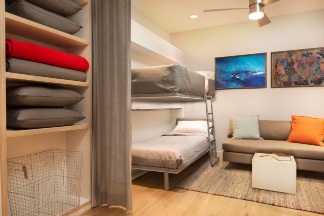 Двухъярусная кровать в интерьере спальни гостиной классического стиля