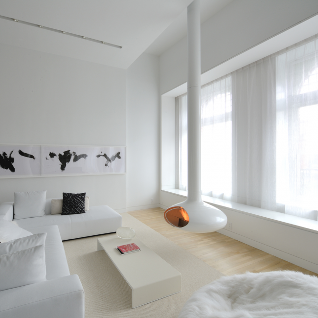 Белоснежная гостиная с подвесным камином в стиле минимализм