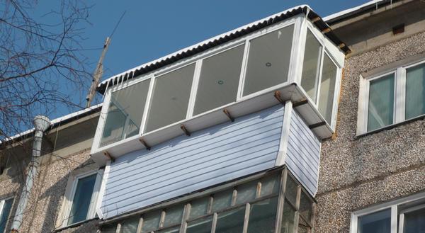 Остекление балкона с выносом можно осуществить несколькими способами