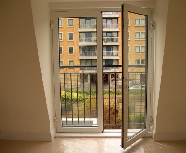 Если помещение небольшое, то балконную дверь стоит выбирать с большим стеклом 
