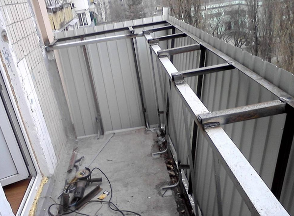 Существенный выход за изначальные пределы балконной плиты требует проведения дополнительных монтажных работ